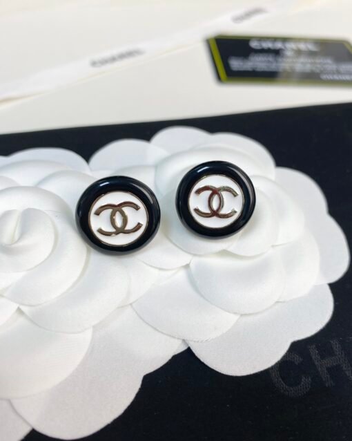 Chanel new style black and white button round resin earrings - Image 7