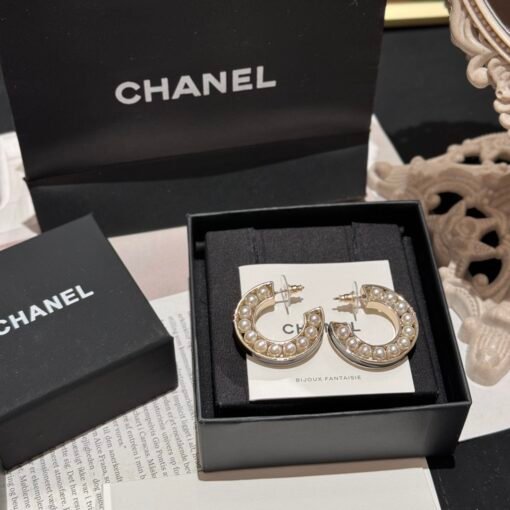 Chanel 24c black enamel pearl earrings
Exquisite and delicate versatile single product - Image 4