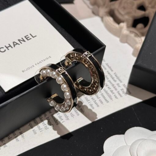Chanel 24c black enamel pearl earrings
Exquisite and delicate versatile single product