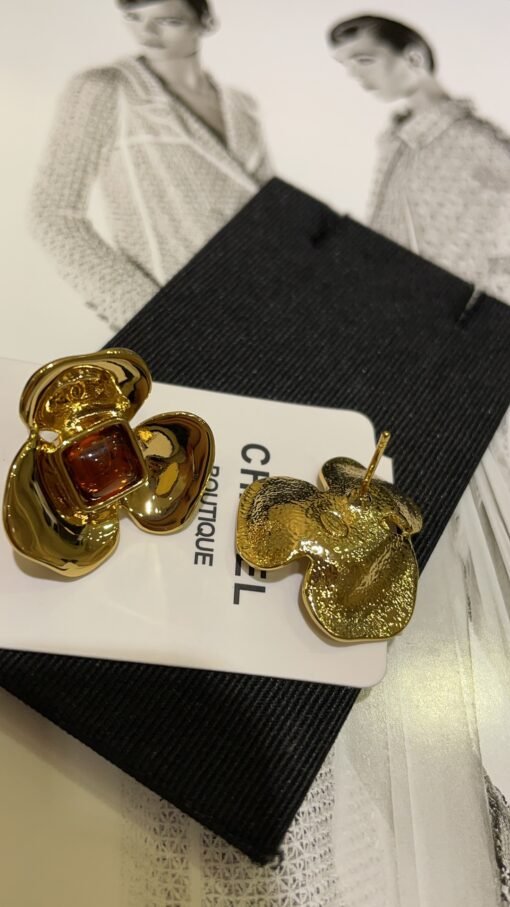 s new golden camellia double C stud earrings

Orange gemstones embellish golden petals, romantic and elegant
There are also small details of double C relief on the petals
Must buy if you like retro feel
zp version customization consistent brass material - Image 2