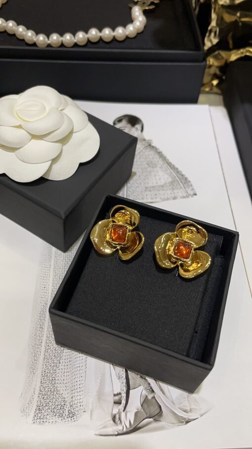 s new golden camellia double C stud earrings

Orange gemstones embellish golden petals, romantic and elegant
There are also small details of double C relief on the petals
Must buy if you like retro feel
zp version customization consistent brass material - Image 5