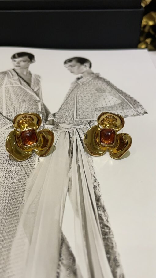 s new golden camellia double C stud earrings

Orange gemstones embellish golden petals, romantic and elegant
There are also small details of double C relief on the petals
Must buy if you like retro feel
zp version customization consistent brass material - Image 4