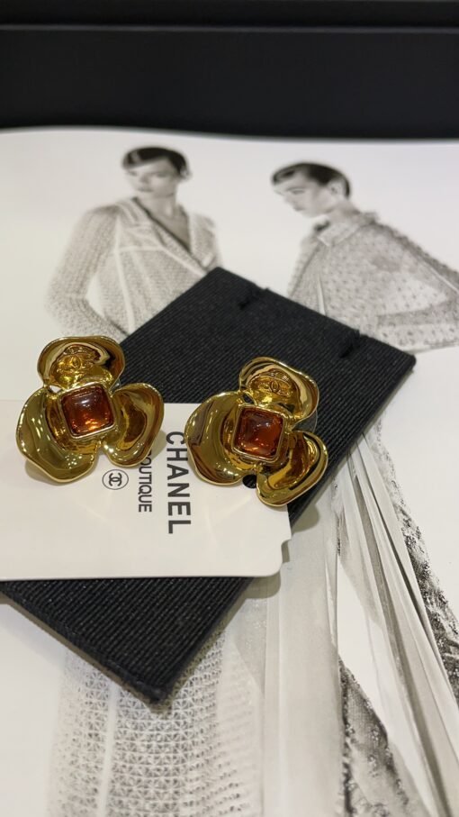 s new golden camellia double C stud earrings

Orange gemstones embellish golden petals, romantic and elegant
There are also small details of double C relief on the petals
Must buy if you like retro feel
zp version customization consistent brass material - Image 3