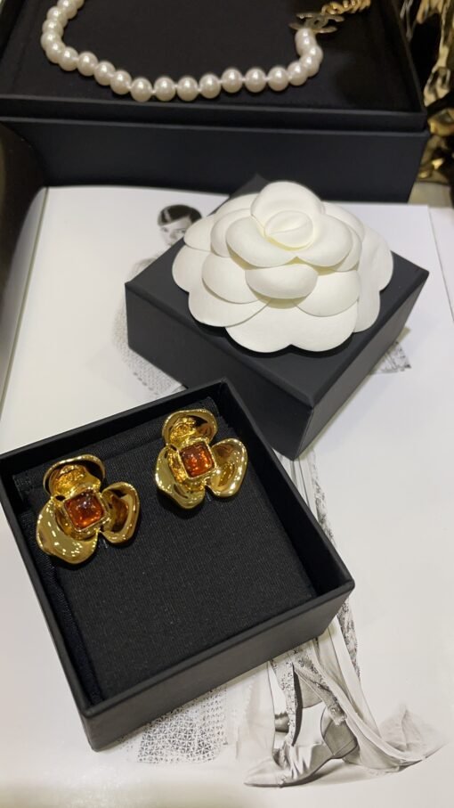s new golden camellia double C stud earrings

Orange gemstones embellish golden petals, romantic and elegant
There are also small details of double C relief on the petals
Must buy if you like retro feel
zp version customization consistent brass material - Image 6