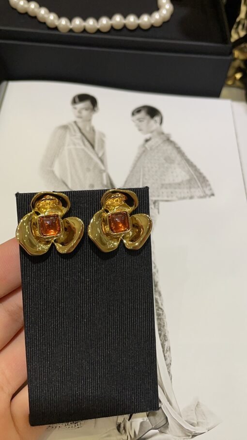 s new golden camellia double C stud earrings

Orange gemstones embellish golden petals, romantic and elegant
There are also small details of double C relief on the petals
Must buy if you like retro feel
zp version customization consistent brass material
