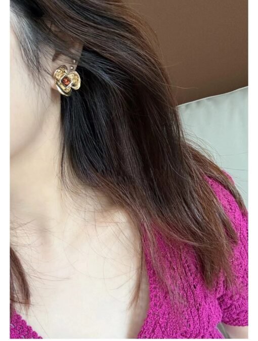s new golden camellia double C stud earrings

Orange gemstones embellish golden petals, romantic and elegant
There are also small details of double C relief on the petals
Must buy if you like retro feel
zp version customization consistent brass material - Image 7
