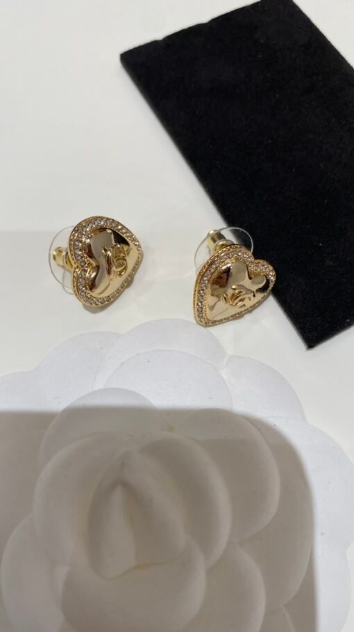 New style sharing
  Light golden peach earrings
A celebrity girl looks like a daughter, showing temperament in her upper body
Daily recommendations - Image 9