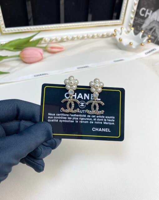 Chanel new style pearl flowers double C pendant earrings - Image 7