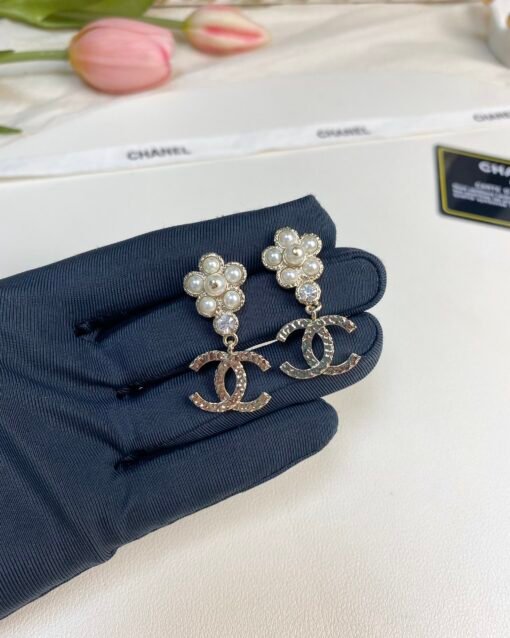 Chanel new style pearl flowers double C pendant earrings - Image 6