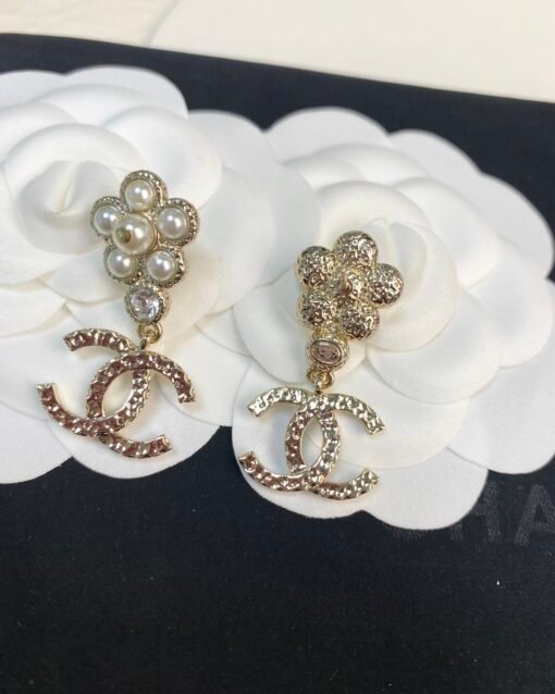 Chanel new style pearl flowers double C pendant earrings - Image 9