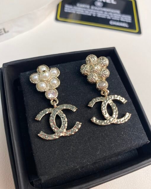 Chanel new style pearl flowers double C pendant earrings - Image 3