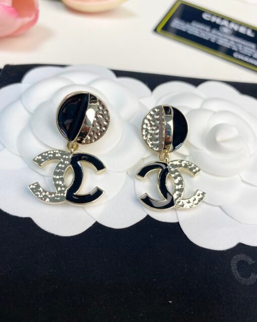 Chanel new style black enamel spliced ​​glossy C earrings - Image 5