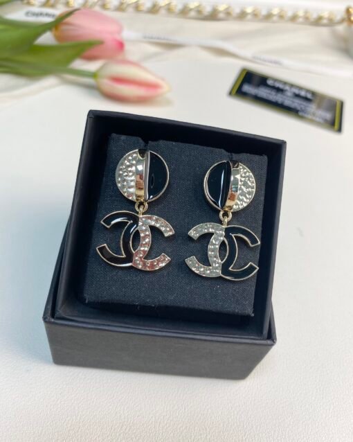 Chanel new style black enamel spliced ​​glossy C earrings