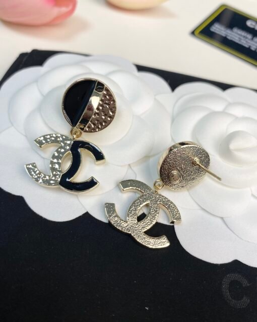 Chanel new style black enamel spliced ​​glossy C earrings - Image 6