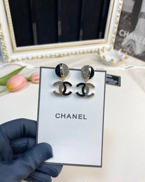 Chanel new style black enamel spliced ​​glossy C earrings - Image 3