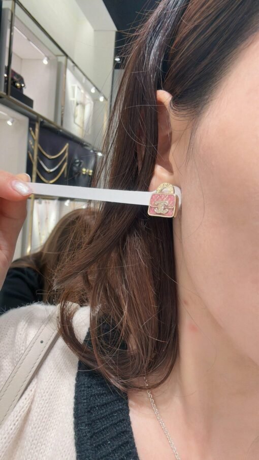 24S White Pink Enamel Bag Earrings
Ear effect - Image 8