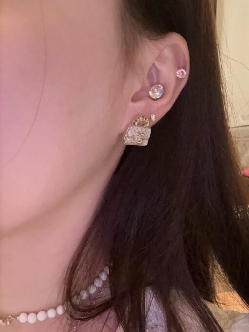 24S White Pink Enamel Bag Earrings
Ear effect