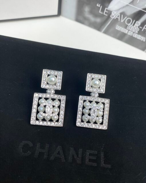 Chanel new style high-end full diamond pearl inlay square earrings - Image 3