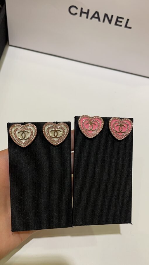 s new love earrings collection·Pink and white

Girlish heart and noble coexist
Exquisite and versatile upper ears, beautiful atmosphere - Image 4