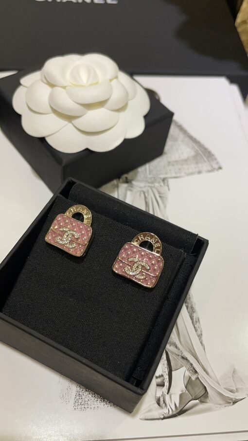 New products purchased today
 24s new pink diamond plaid bag full of diamond double C stud earrings

The pink diamond-shaped bag has a very special color design
The handle is full of details and is so cute
It looks good when you match it casually, sweet and elegant
Purchase yb custom brass material Swarovski diamond