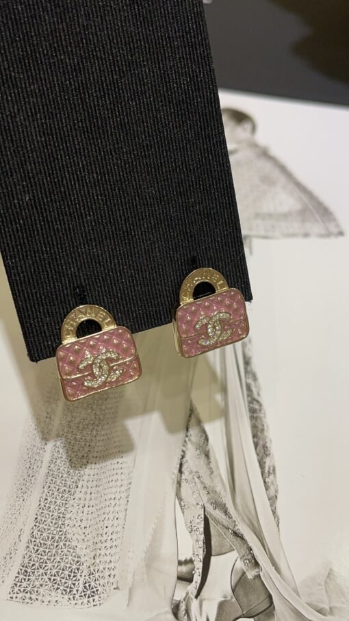 New products purchased today
 24s new pink diamond plaid bag full of diamond double C stud earrings

The pink diamond-shaped bag has a very special color design
The handle is full of details and is so cute
It looks good when you match it casually, sweet and elegant
Purchase yb custom brass material Swarovski diamond - Image 6