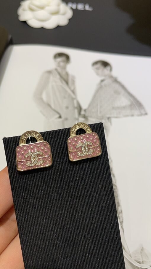 New products purchased today
 24s new pink diamond plaid bag full of diamond double C stud earrings

The pink diamond-shaped bag has a very special color design
The handle is full of details and is so cute
It looks good when you match it casually, sweet and elegant
Purchase yb custom brass material Swarovski diamond - Image 5