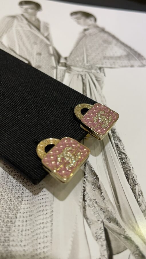 New products purchased today
 24s new pink diamond plaid bag full of diamond double C stud earrings

The pink diamond-shaped bag has a very special color design
The handle is full of details and is so cute
It looks good when you match it casually, sweet and elegant
Purchase yb custom brass material Swarovski diamond - Image 8
