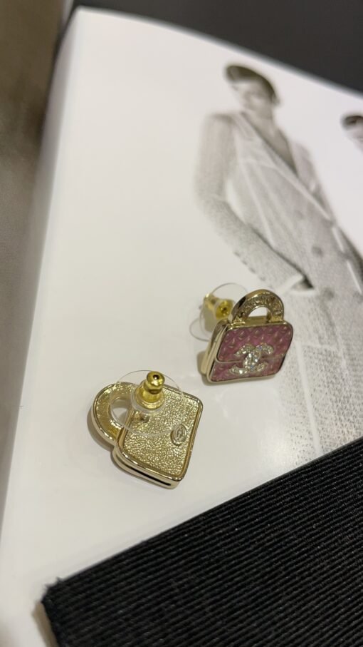 New products purchased today
 24s new pink diamond plaid bag full of diamond double C stud earrings

The pink diamond-shaped bag has a very special color design
The handle is full of details and is so cute
It looks good when you match it casually, sweet and elegant
Purchase yb custom brass material Swarovski diamond - Image 4