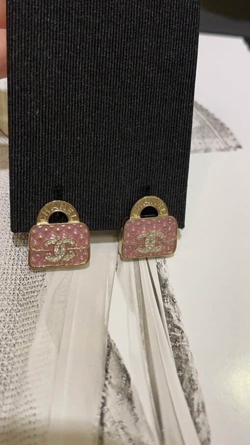 New products purchased today
 24s new pink diamond plaid bag full of diamond double C stud earrings

The pink diamond-shaped bag has a very special color design
The handle is full of details and is so cute
It looks good when you match it casually, sweet and elegant
Purchase yb custom brass material Swarovski diamond - Image 7