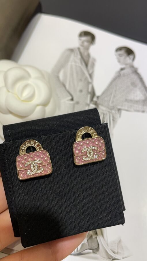 New products purchased today
 24s new pink diamond plaid bag full of diamond double C stud earrings

The pink diamond-shaped bag has a very special color design
The handle is full of details and is so cute
It looks good when you match it casually, sweet and elegant
Purchase yb custom brass material Swarovski diamond - Image 2
