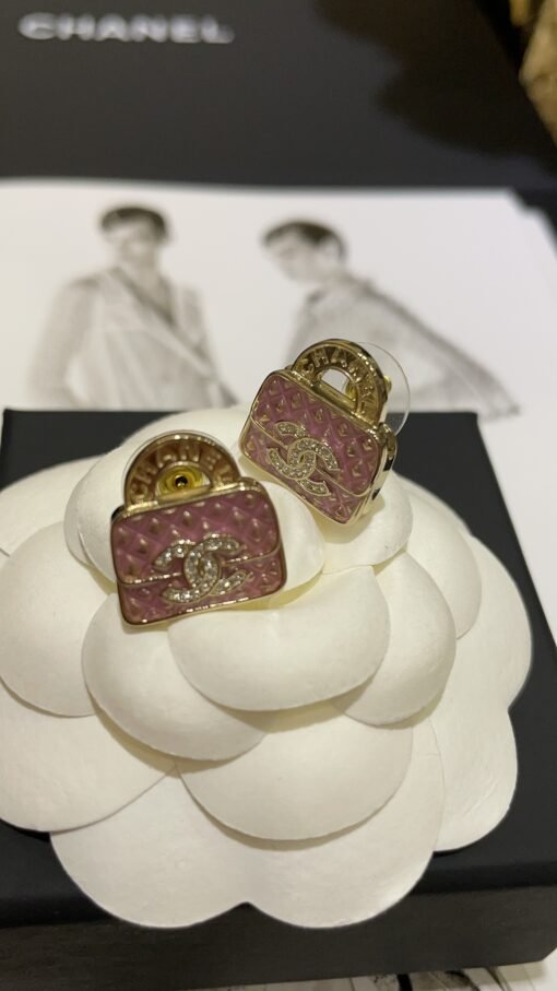 New products purchased today
 24s new pink diamond plaid bag full of diamond double C stud earrings

The pink diamond-shaped bag has a very special color design
The handle is full of details and is so cute
It looks good when you match it casually, sweet and elegant
Purchase yb custom brass material Swarovski diamond - Image 3