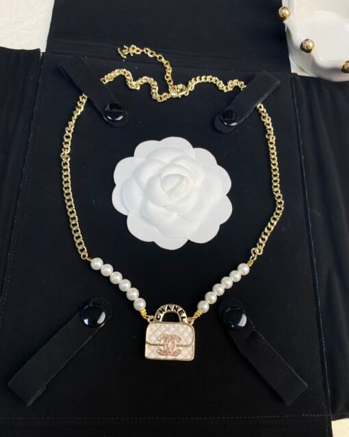 Chanel new style white diamond-shaped bag with pink diamond double C pearl necklace