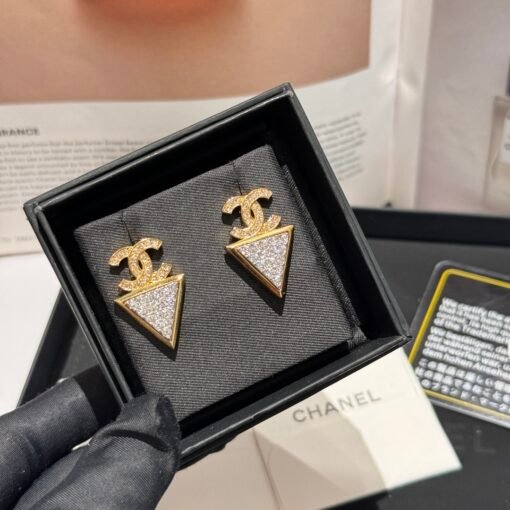 anel24s inverted triangle white diamond earrings
Exquisite girly accessories
Classic temperament accessories
You can wear it when you go out for daily commute - Image 6