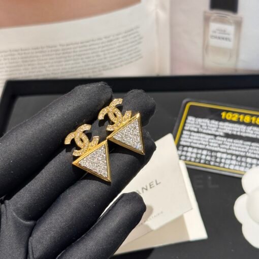 anel24s inverted triangle white diamond earrings
Exquisite girly accessories
Classic temperament accessories
You can wear it when you go out for daily commute - Image 4