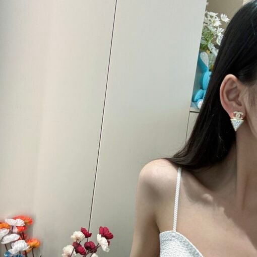 anel24s inverted triangle white diamond earrings
Exquisite girly accessories
Classic temperament accessories
You can wear it when you go out for daily commute - Image 2