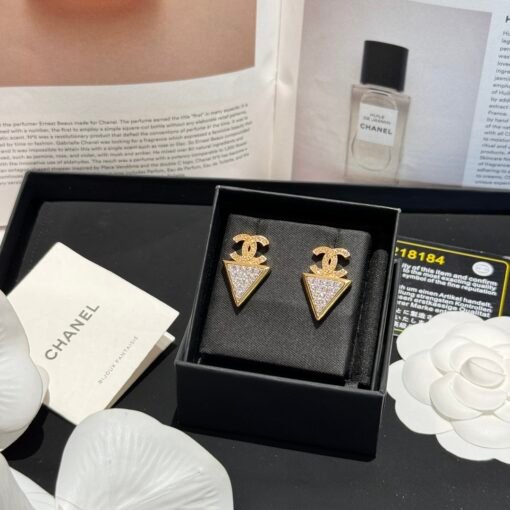 anel24s inverted triangle white diamond earrings
Exquisite girly accessories
Classic temperament accessories
You can wear it when you go out for daily commute