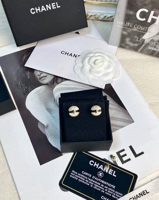 CHANE Chanel 24s golden pearl ball black small pearl earrings
