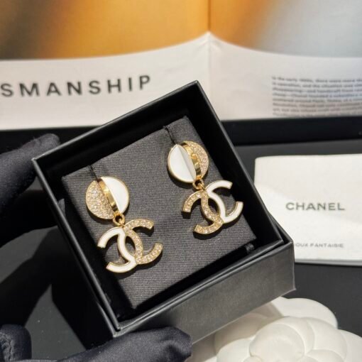 New Chanel
White enamel half-edged diamond earrings
Casual and versatile items ♀ - Image 4
