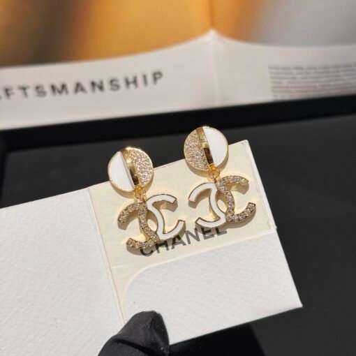 New Chanel
White enamel half-edged diamond earrings
Casual and versatile items ♀ - Image 6
