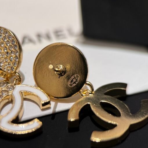 New Chanel
White enamel half-edged diamond earrings
Casual and versatile items ♀ - Image 5