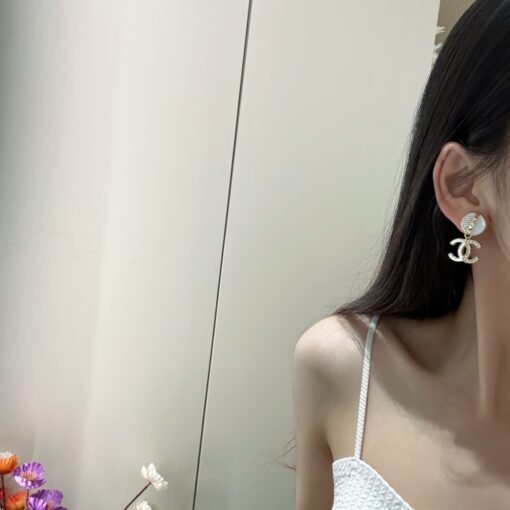 New Chanel
White enamel half-edged diamond earrings
Casual and versatile items ♀ - Image 2