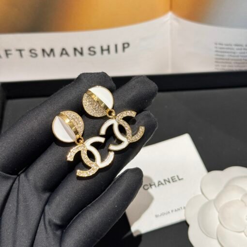 New Chanel
White enamel half-edged diamond earrings
Casual and versatile items ♀ - Image 3