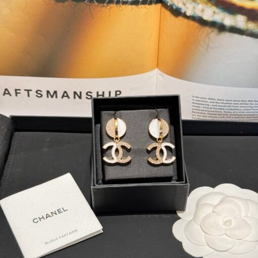 New Chanel
White enamel half-edged diamond earrings
Casual and versatile items ♀