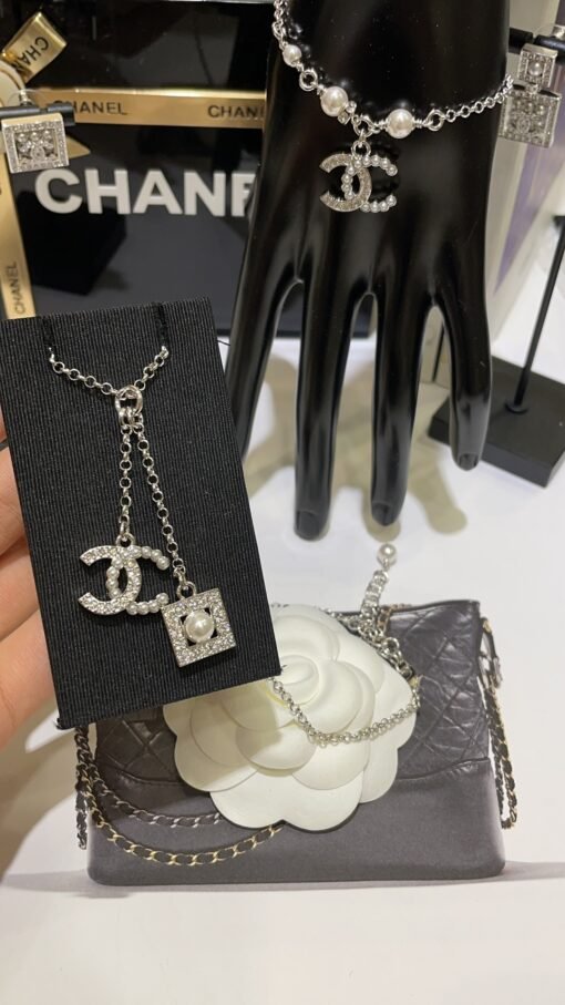Double pendant style arrived today
 24s new pearl rhinestone hollow square double C silver necklace - Image 2