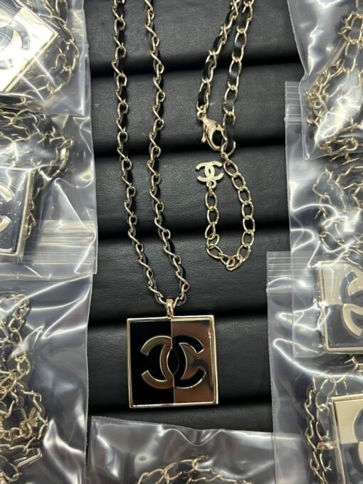 Chanel new three-dimensional square color-blocking leather necklace