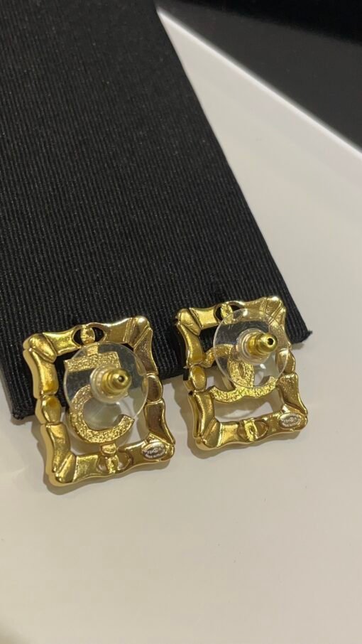 The same style as Zhou Xun 24A new gold full diamond double C number hollow square earrings

The embossed pattern of small golden squares is full of retro feel
Double C and inside are well-recognized
Simple and elegant style is super durable, with extra points for temperament - Image 7