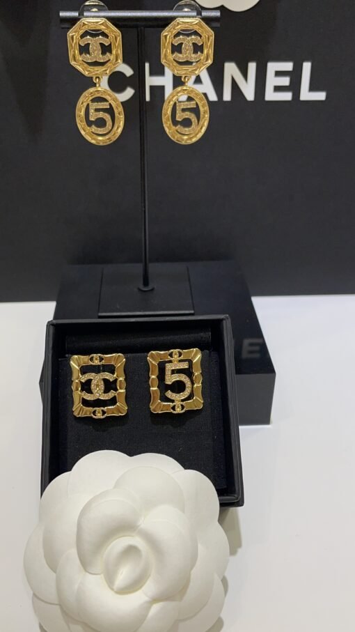The same style as Zhou Xun 24A new gold full diamond double C number hollow square earrings

The embossed pattern of small golden squares is full of retro feel
Double C and inside are well-recognized
Simple and elegant style is super durable, with extra points for temperament - Image 2