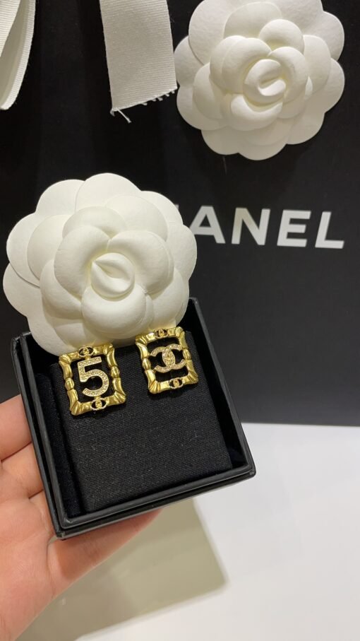 The same style as Zhou Xun 24A new gold full diamond double C number hollow square earrings

The embossed pattern of small golden squares is full of retro feel
Double C and inside are well-recognized
Simple and elegant style is super durable, with extra points for temperament - Image 3