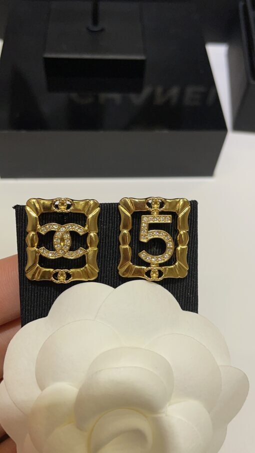 The same style as Zhou Xun 24A new gold full diamond double C number hollow square earrings

The embossed pattern of small golden squares is full of retro feel
Double C and inside are well-recognized
Simple and elegant style is super durable, with extra points for temperament - Image 6