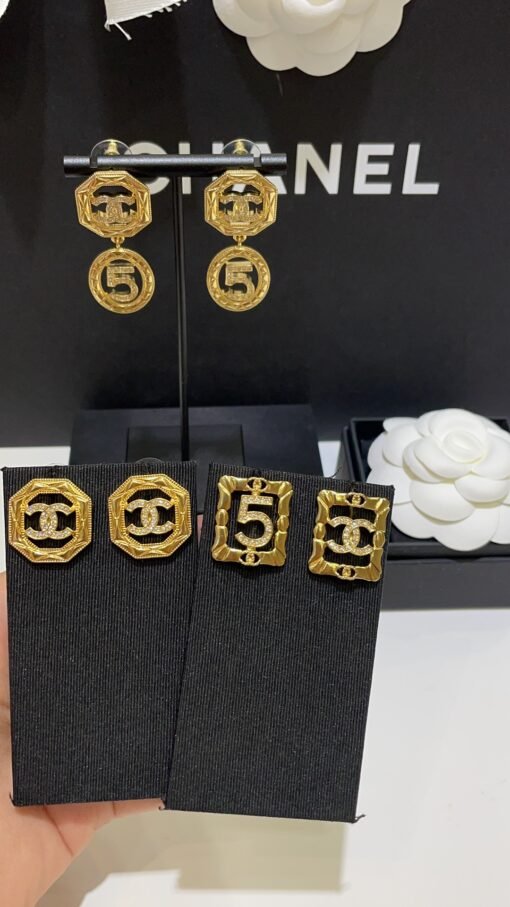 The same style as Zhou Xun 24A new gold full diamond double C number hollow square earrings

The embossed pattern of small golden squares is full of retro feel
Double C and inside are well-recognized
Simple and elegant style is super durable, with extra points for temperament - Image 8